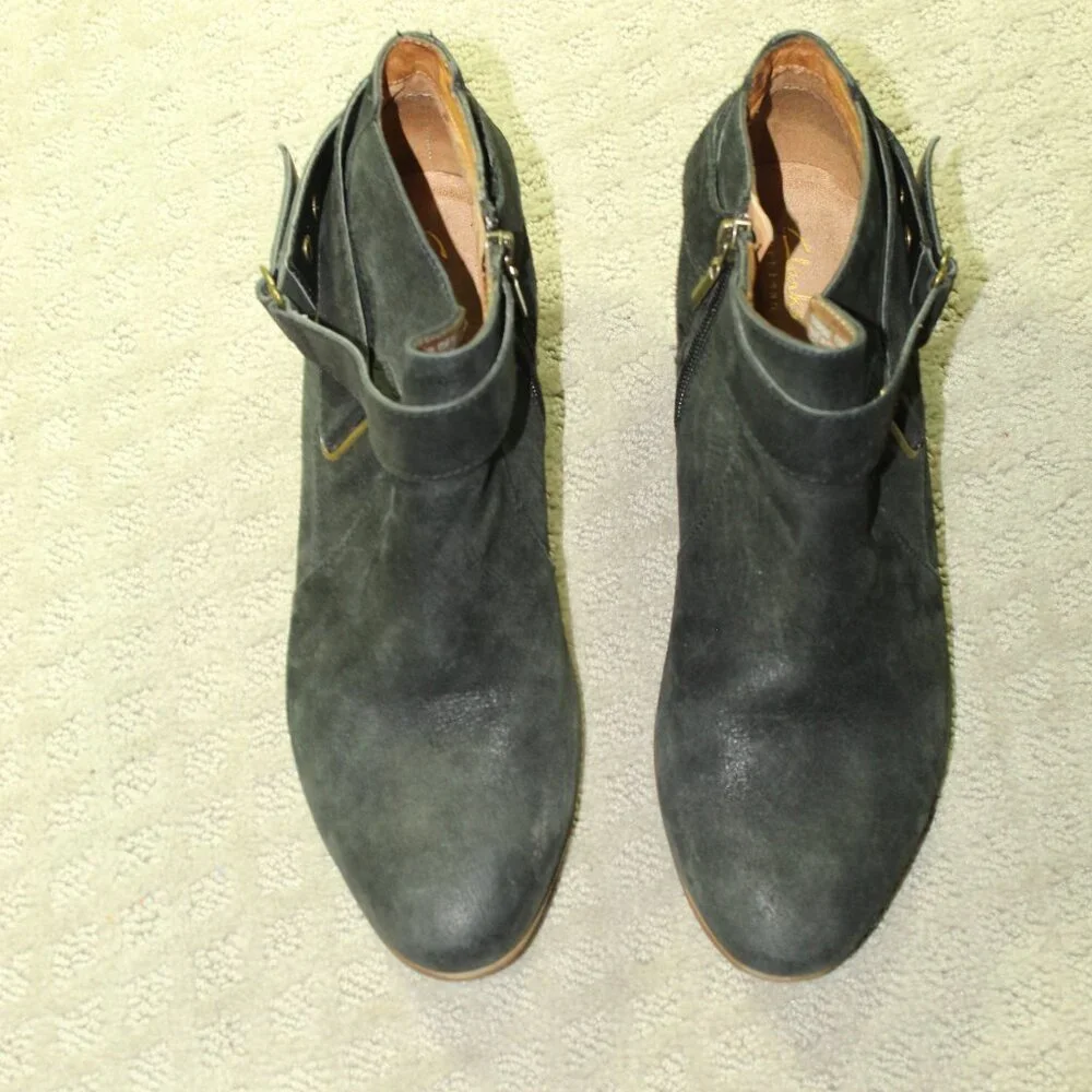 Clarks artisan suede